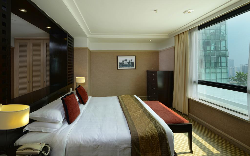 Pacific Regency Hotel Suites Куала-Лумпур Экстерьер фото A bedroom in the hotel